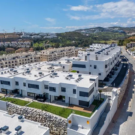 Modern 4-bedroom Townhouse In Cala Serena Village Walk To The Golf Holiday home Mijas